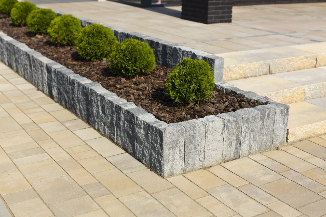 porównanie materiałów palisada ogrodowa