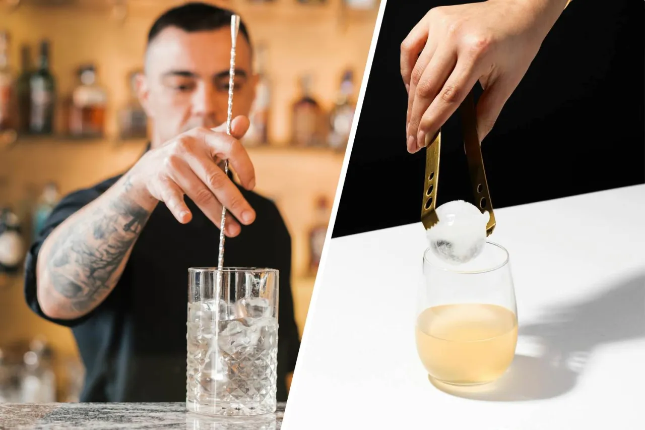 Barman miesza drink z kruszonym lodem, a obok ręka dodaje kulę lodu do drinka.