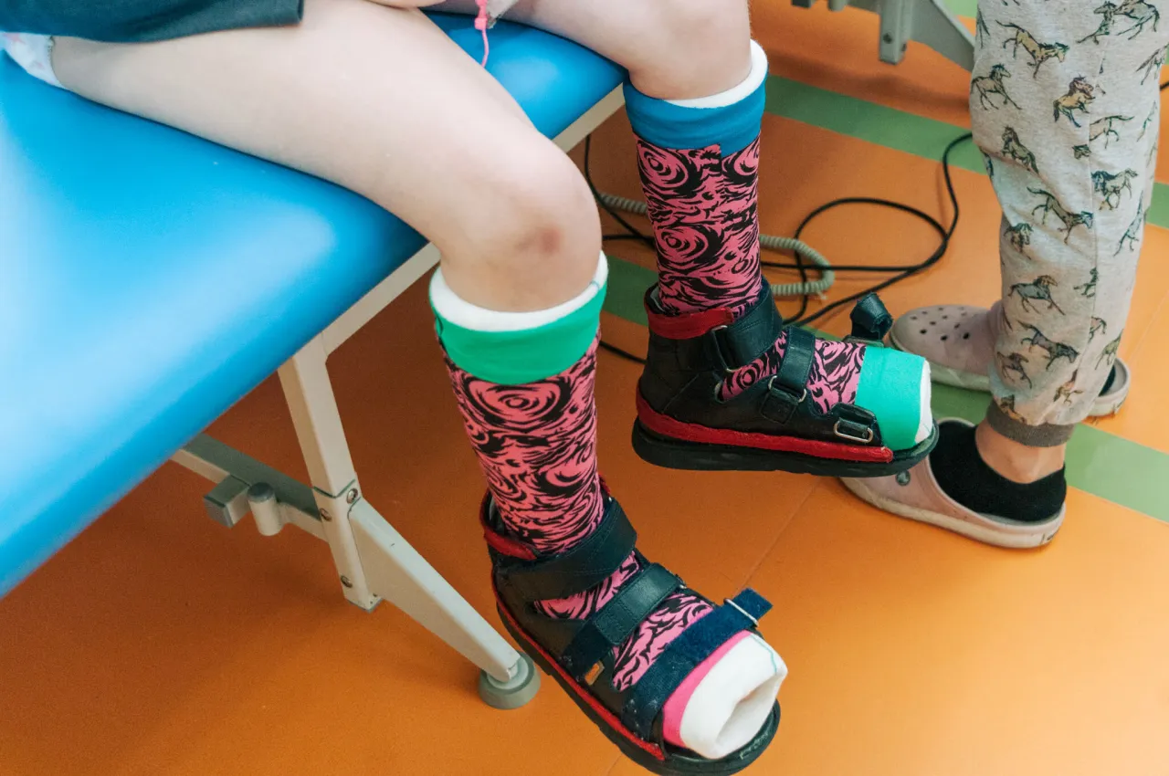 kobieta wykonująca ćwiczenia stopy po zdjęciu gipsu