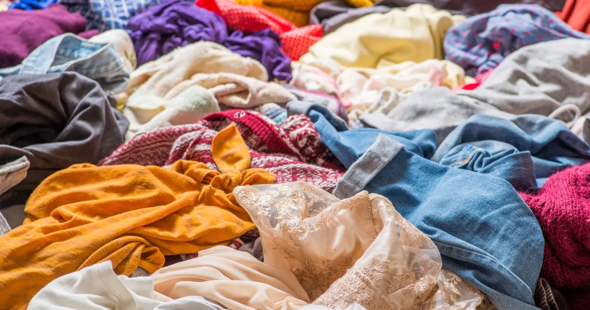stos czystych, poskładanych ubrań, ubrania do recyklingu