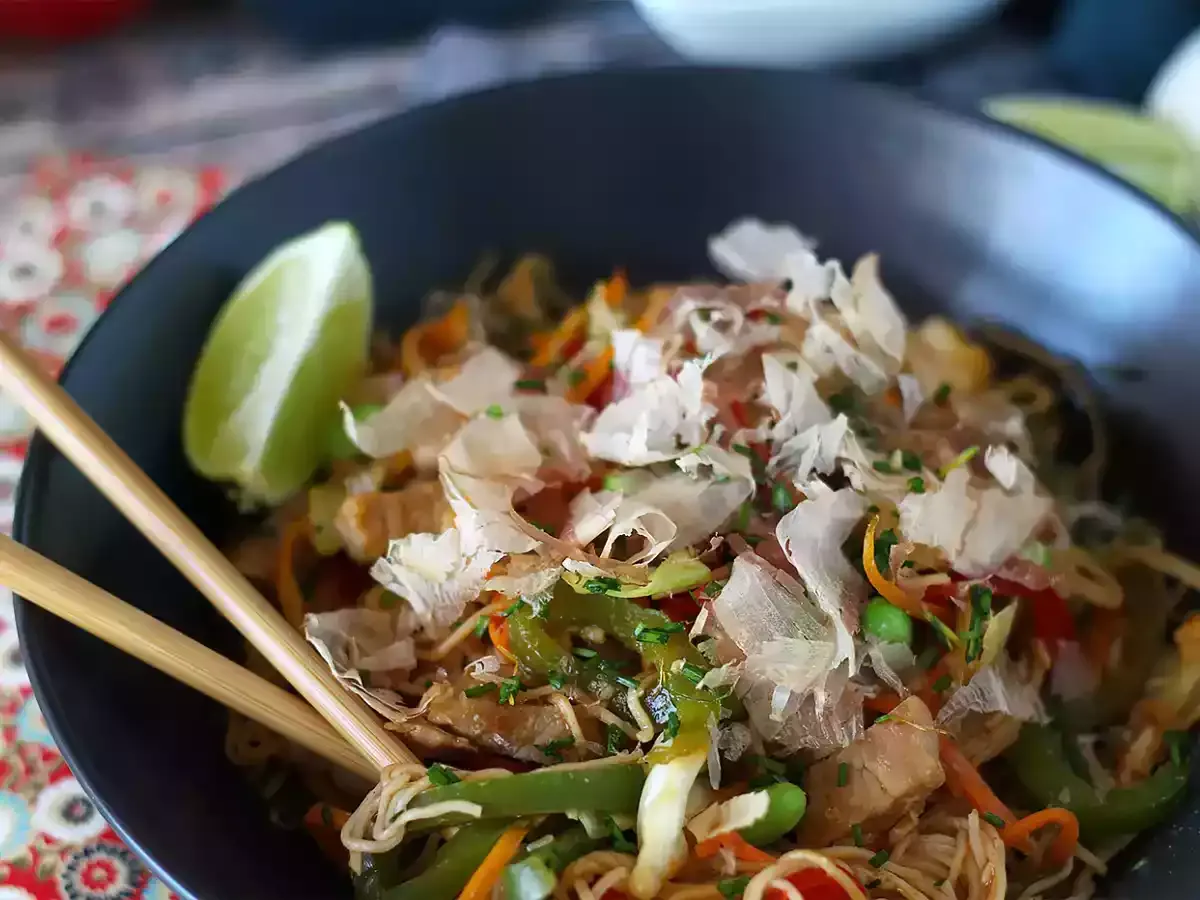 Pyszne danie yakisoba z kurczakiem i warzywami, posypane płatkami bonito. Idealne na szybki obiad, zgodnie z tym przepisem.