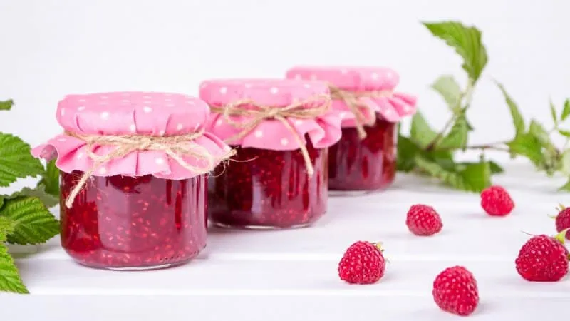 Słoiki z domowym dżemem malinowym
