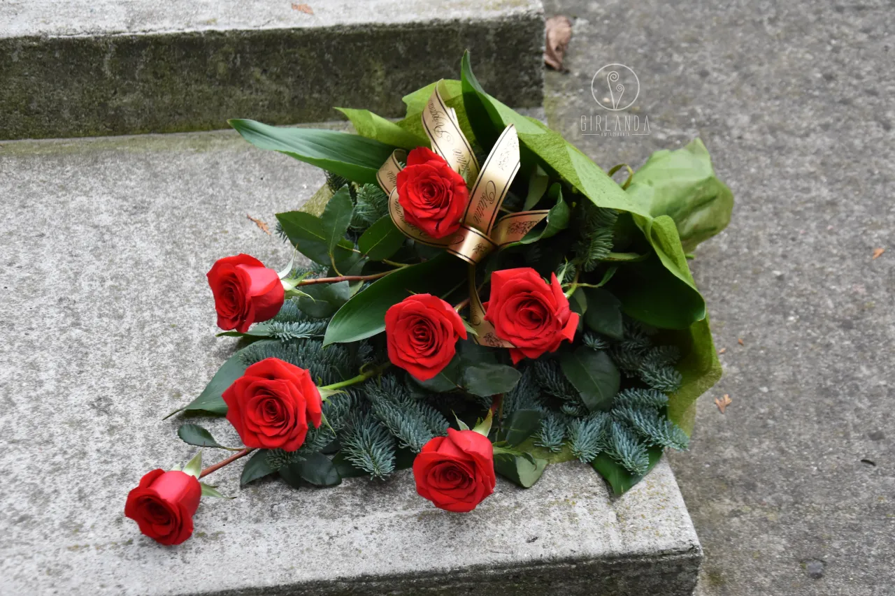 wiązanki pogrzebowe r&oacute;żne kolory
