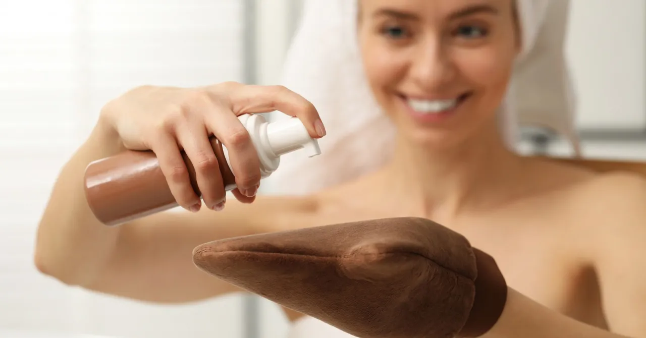 kobieta nakładająca balsam brązujący rękawicą