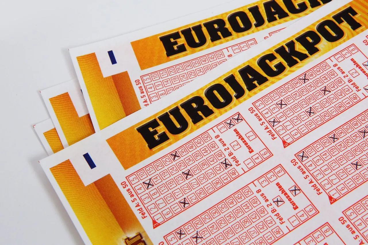 Kupony Eurojackpot w Niemczech, z zaznaczonymi polami. Zastanawiasz się, ile kosztuje eurojackpot w Niemczech?
