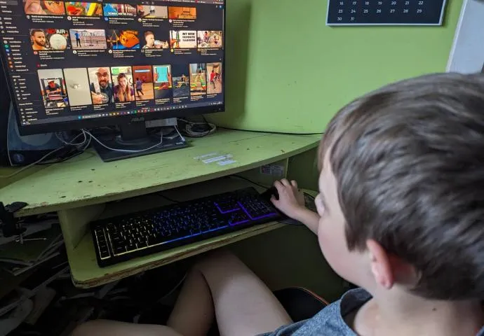 nauka zdalna przyczyny, dziecko przed komputerem, awaria szkoły