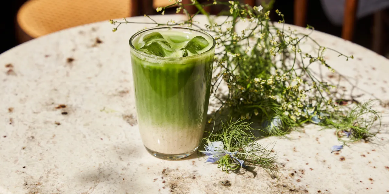 iced matcha latte warstwy