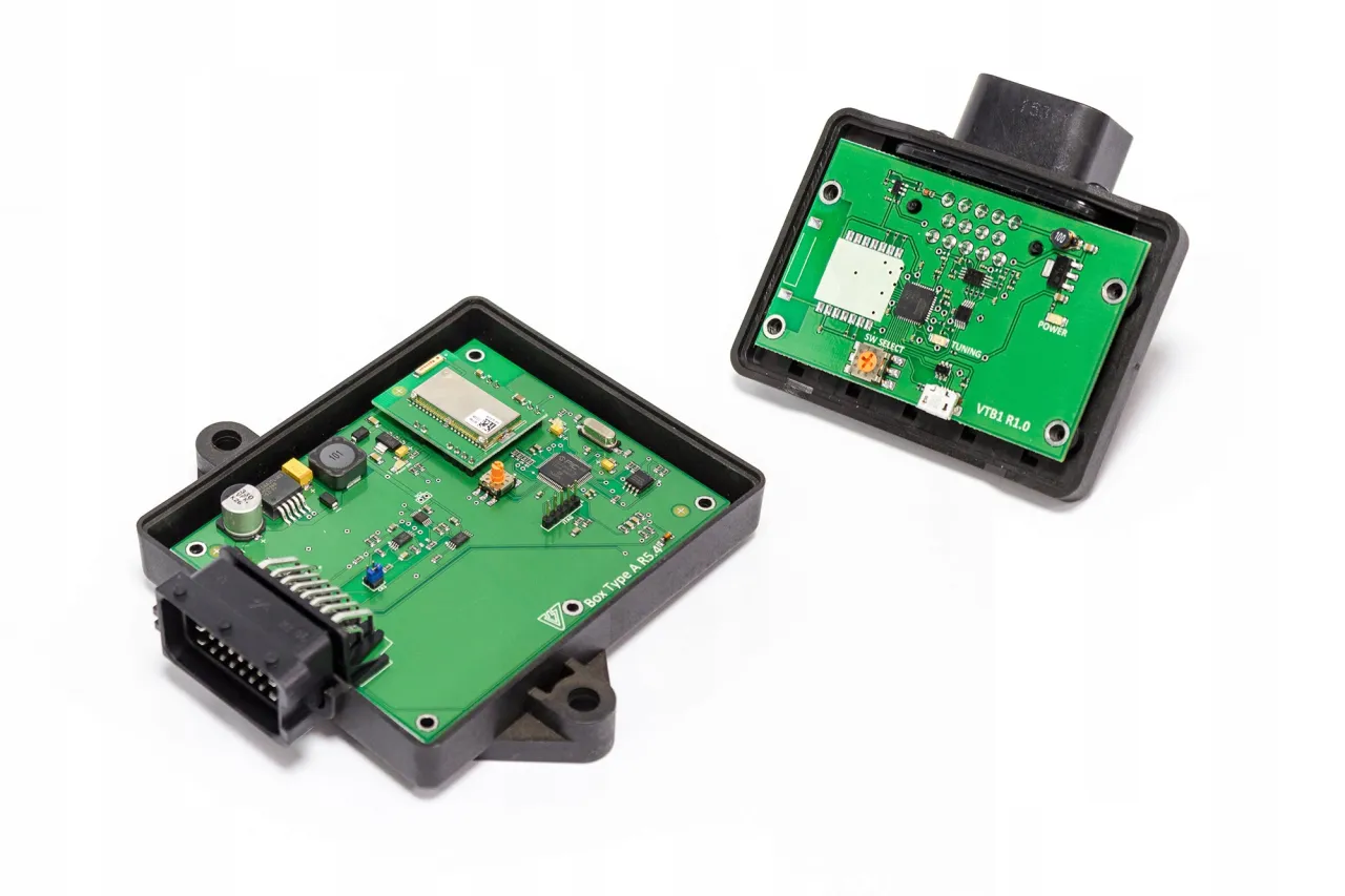 Power box do samochodu vs ekran z oprogramowaniem do chiptuningu