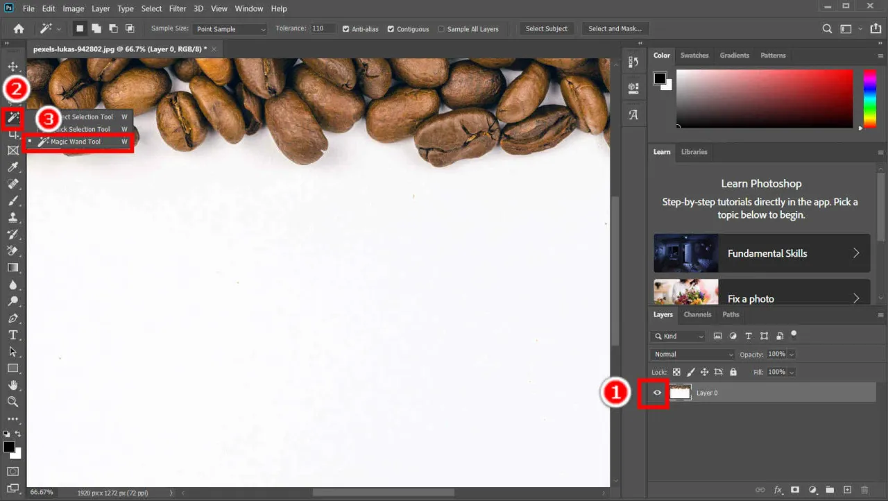 Jak zrobić przezroczyste tło w Photoshopie? Użyj narzędzia Magic Wand (3) do zaznaczenia kawy, a następnie usuń ją. Widoczna warstwa (1) z ikoną oka.