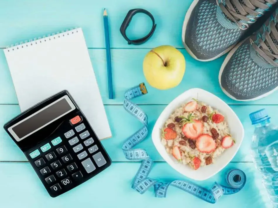 Osoba planująca posiłki i treningi, z kalendarzem i zdrową żywnością