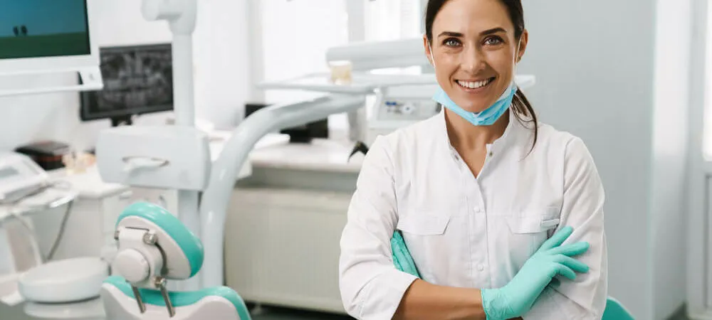 lekarz dentysta w gabinecie