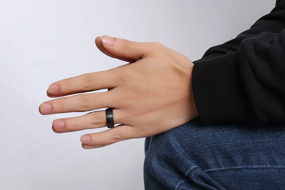 Czarna obrączka na dłoni, nowoczesne obrączki ślubne