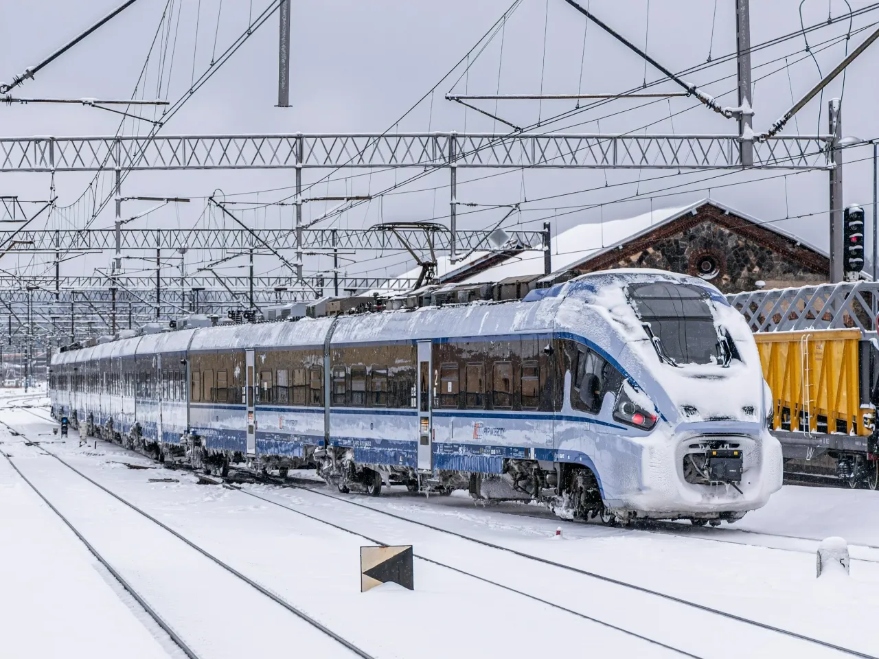 Zimowy pociąg PKP Intercity pokryty śniegiem. Sp&oacute;źniłem się na pociąg, co z biletem?