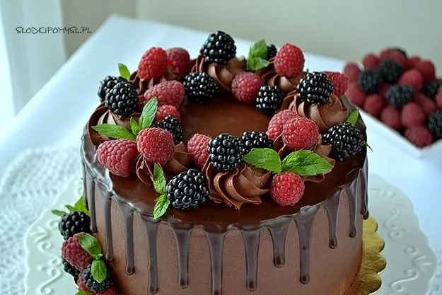 tort czekoladowy drip cake z owocami