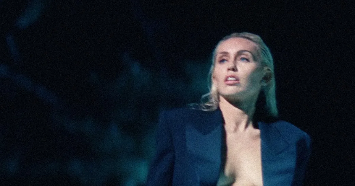 Miley Cyrus Flowers Musikvideo Szenen