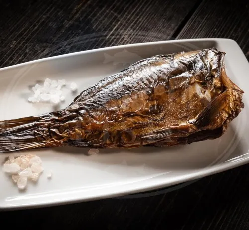 świeży karp do wędzenia