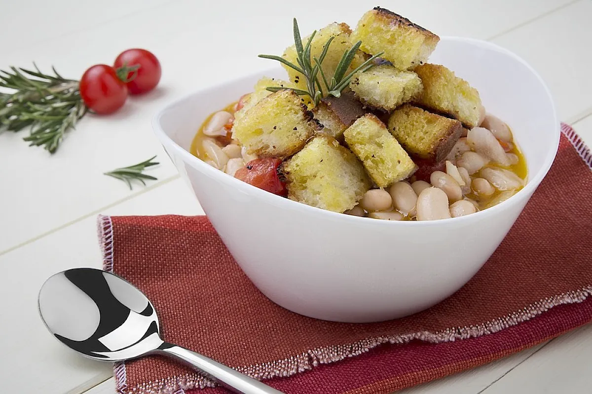 Minestra di fagioli fumante con crostini