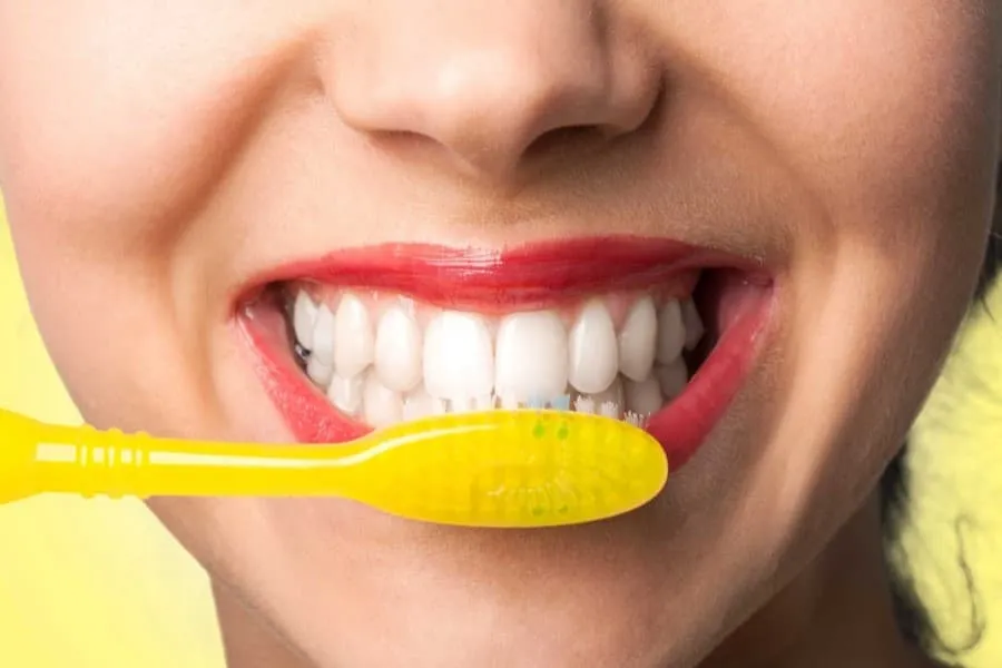 zdrowe zęby i szczoteczka do zębów
