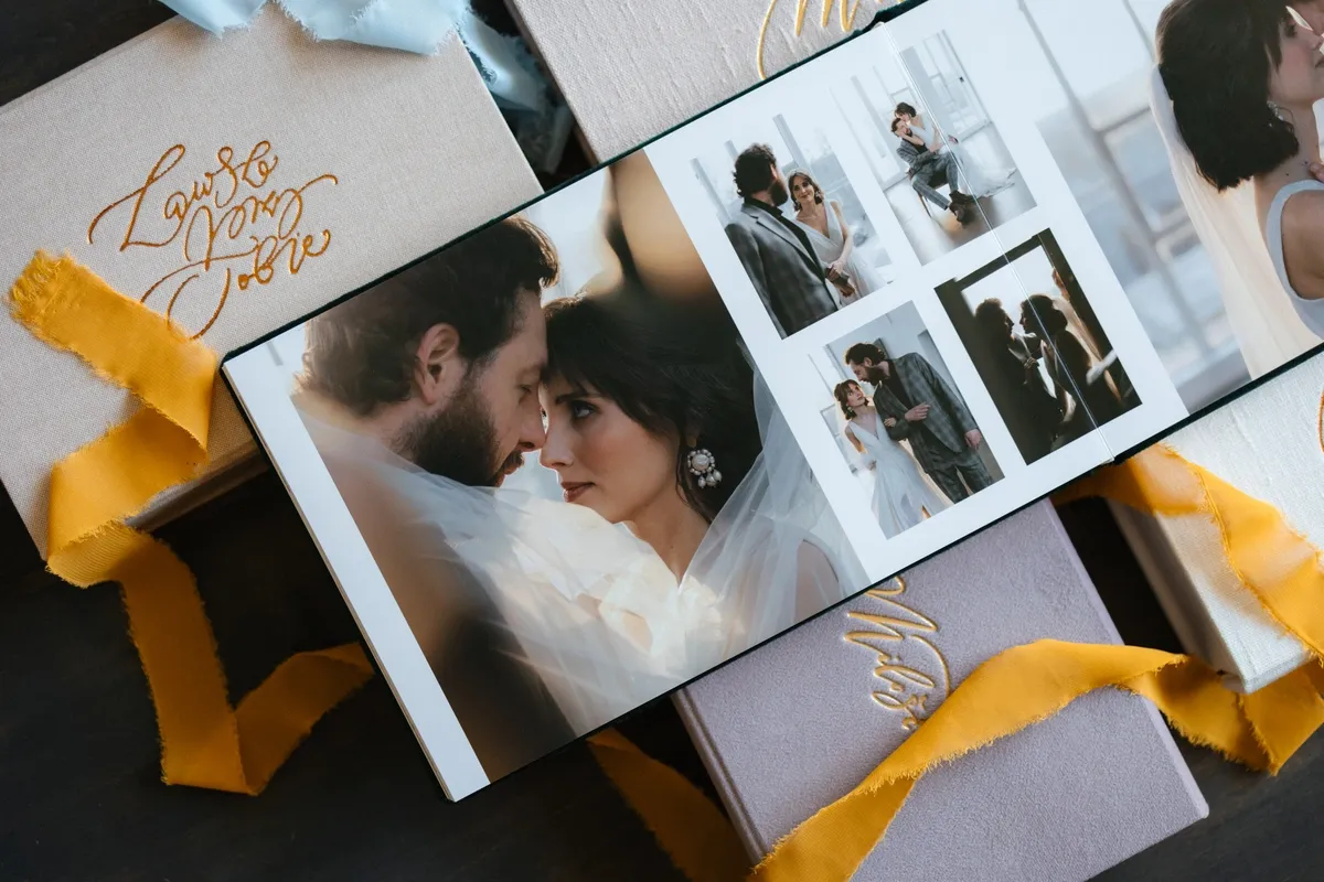 Otwarty album ślubny z romantycznymi zdjęciami pary. Zastanawiasz się, jakie pytania zadać fotografowi ślubnemu?