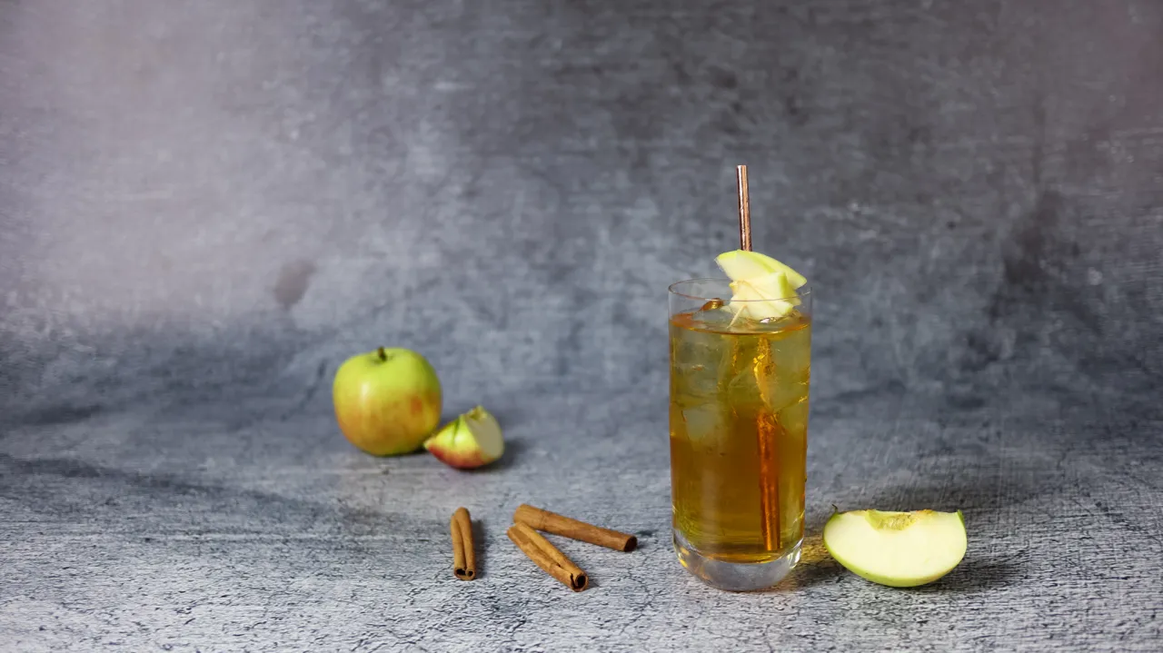 Szarlotka drink z Żubrówką i sokiem jabłkowym