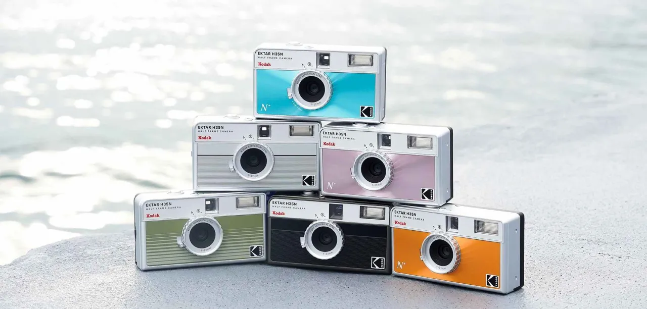 osoba używająca aparatu jednorazowego, schemat działania aparatu jednorazowego