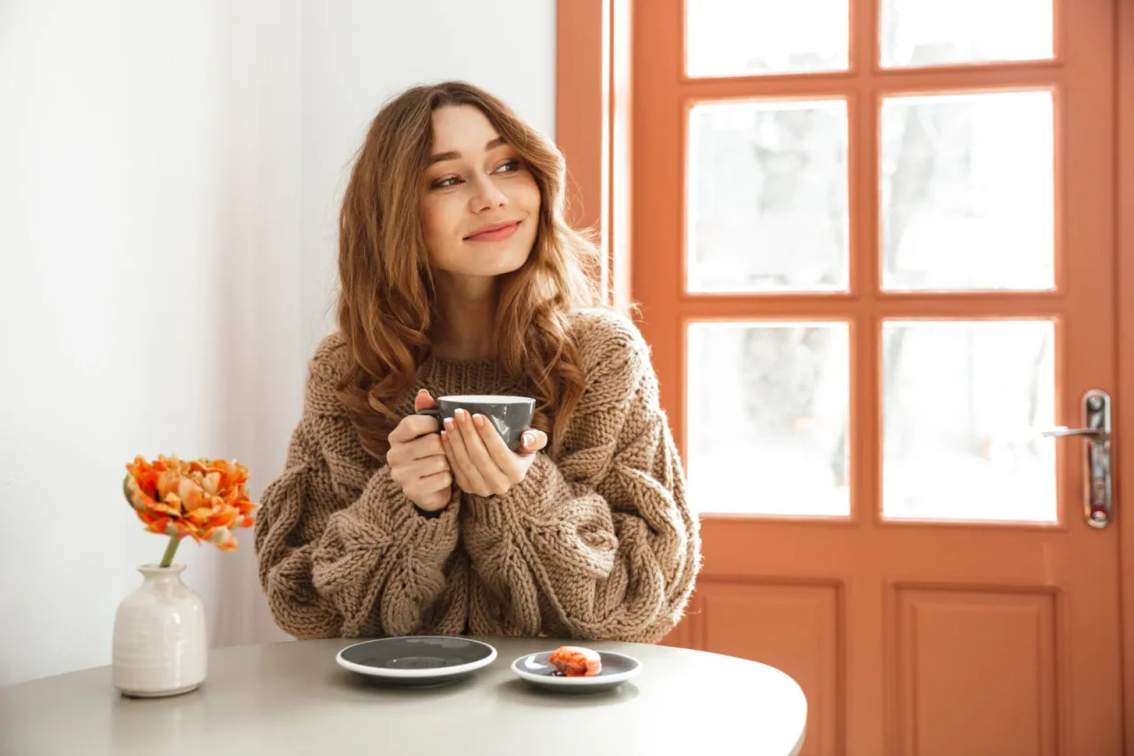 radosna osoba celebrująca dzień singla w domu z pizzą i laptopem