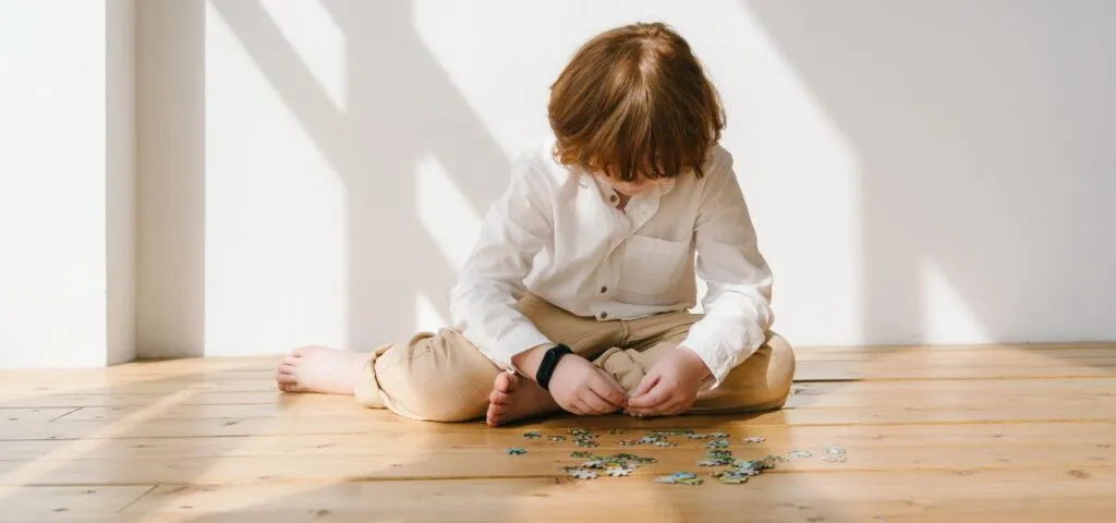 Dziecko zaniepokojone układające zabawki w rzędzie lub sprawdzające plecak