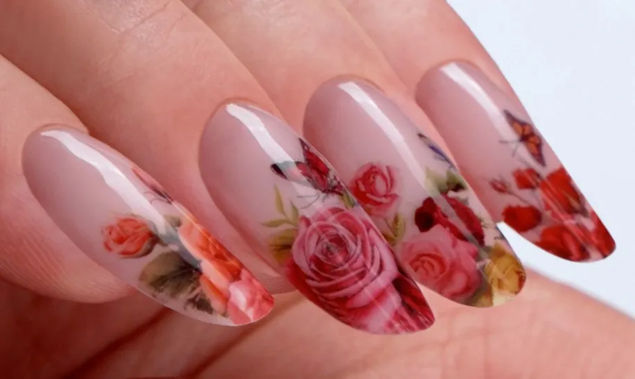 zabezpieczanie naklejek na paznokciach topem