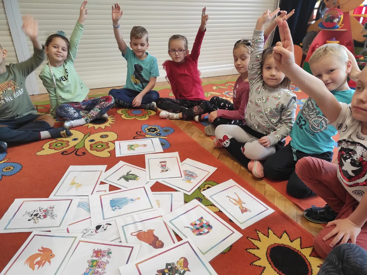 Uczniowie planujący prezenty na Dzień Dziewczyn, burza m&oacute;zg&oacute;w w klasie