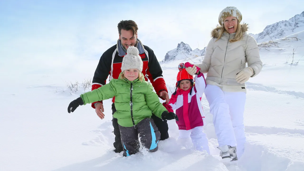 Rodzina bawi się na śniegu