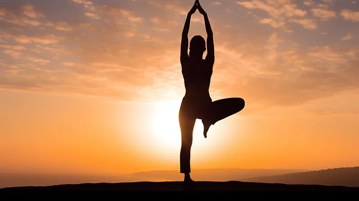 osoba uprawiająca jogę o wschodzie słońca