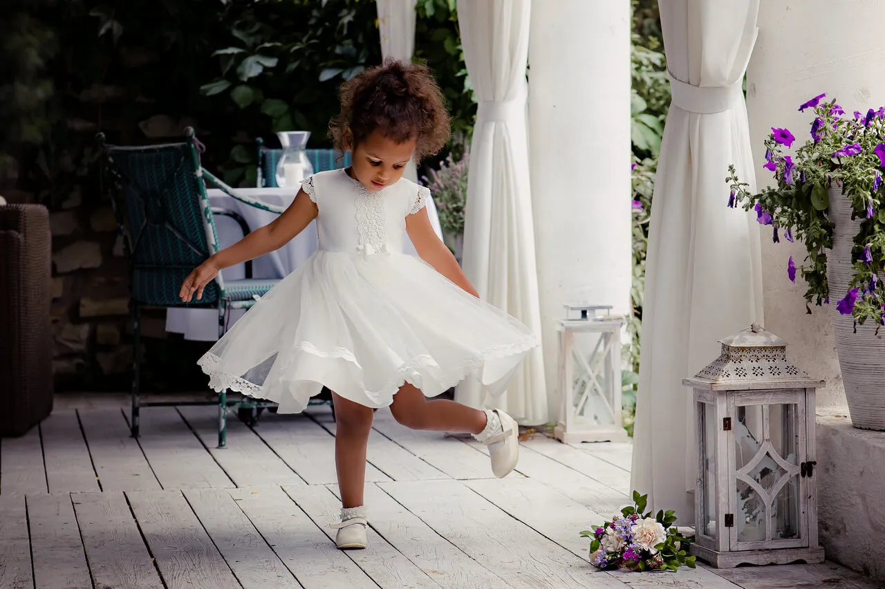 dziecko w stroju komunijnym