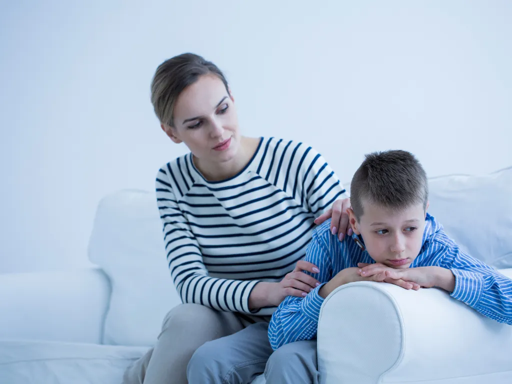 rodzic przytula dziecko z dysleksją