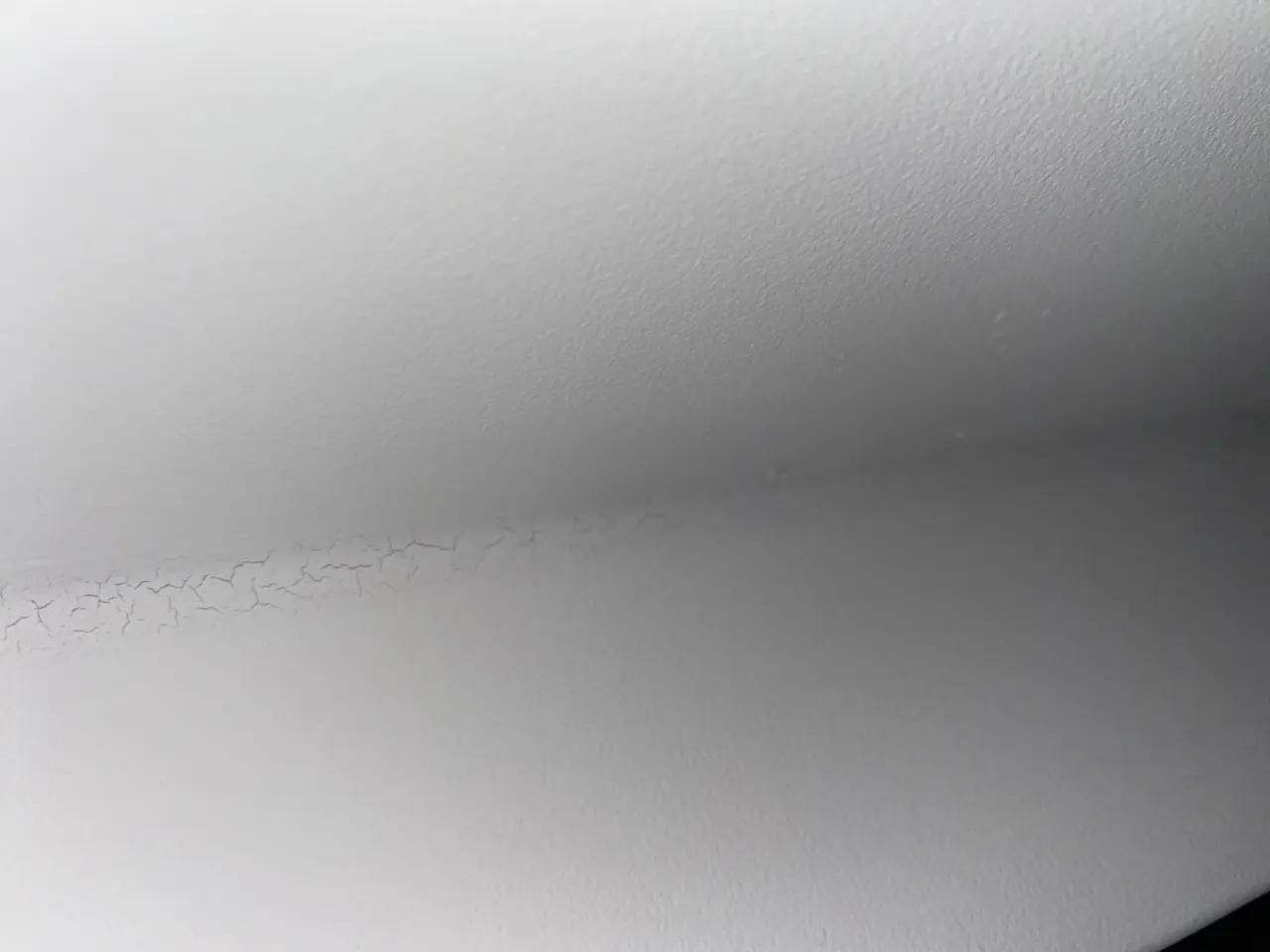 Pękająca farba na spoinie akrylowej