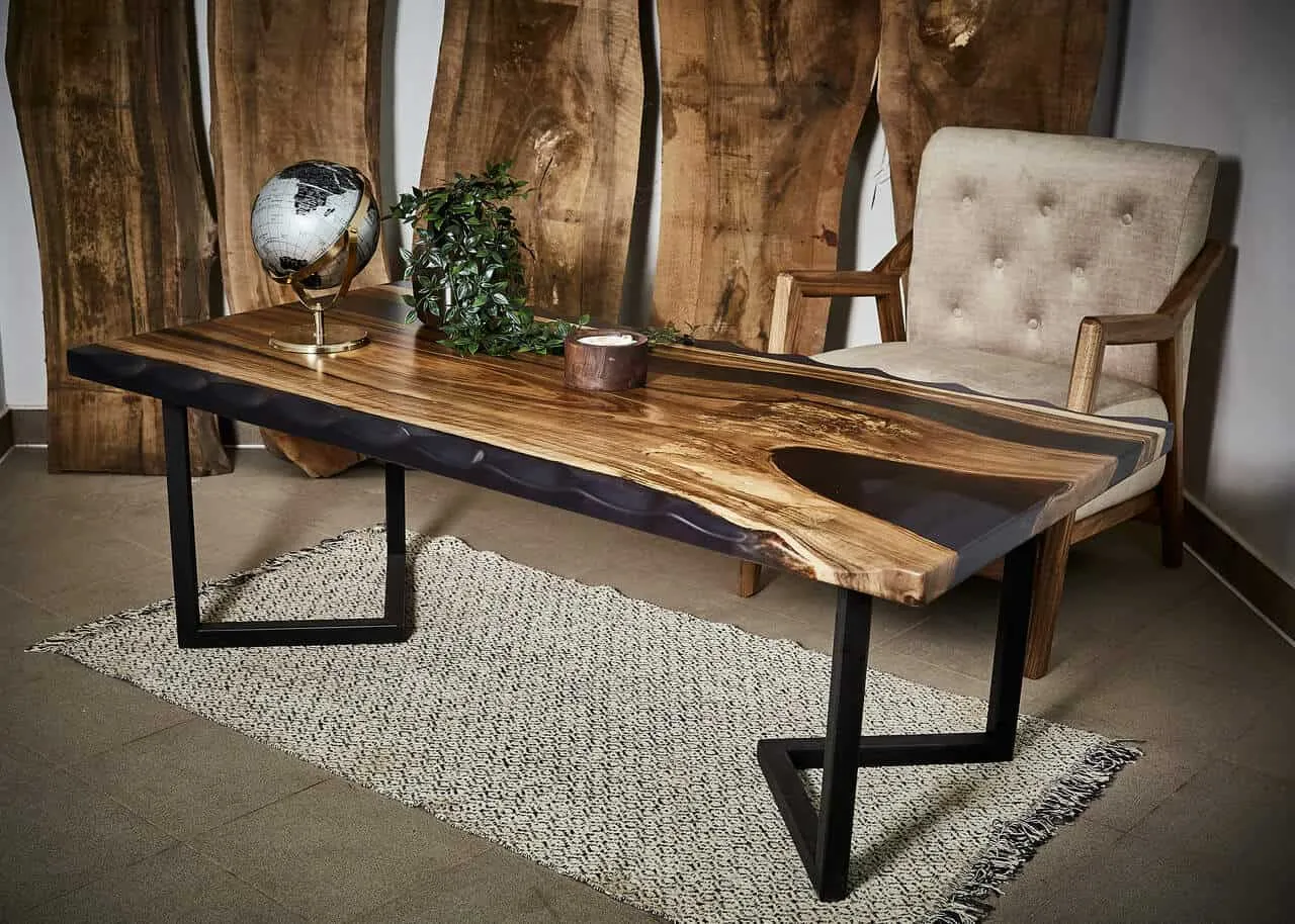 St&oacute;ł zalewowy z drewna i żywicy epoksydowej