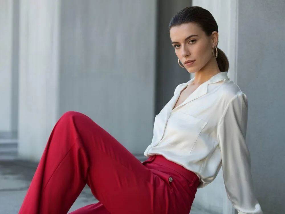 kobieta w czerwonych spodniach i białej koszuli stylizacja