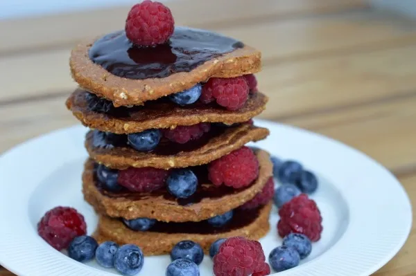 naleśniki z sosem czekoladowym i owocami