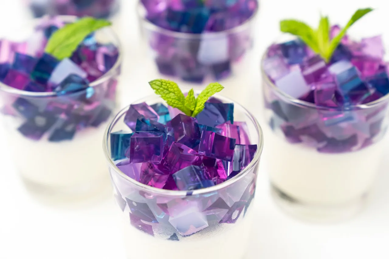 kolorowe desery z galaretką w pucharkach