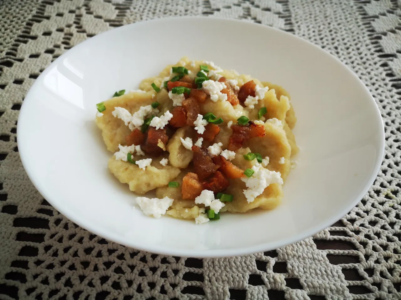 Kluski z tartych ziemniak&oacute;w z okrasą