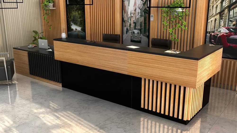 Recepcja hotelowa z zegarem w tle