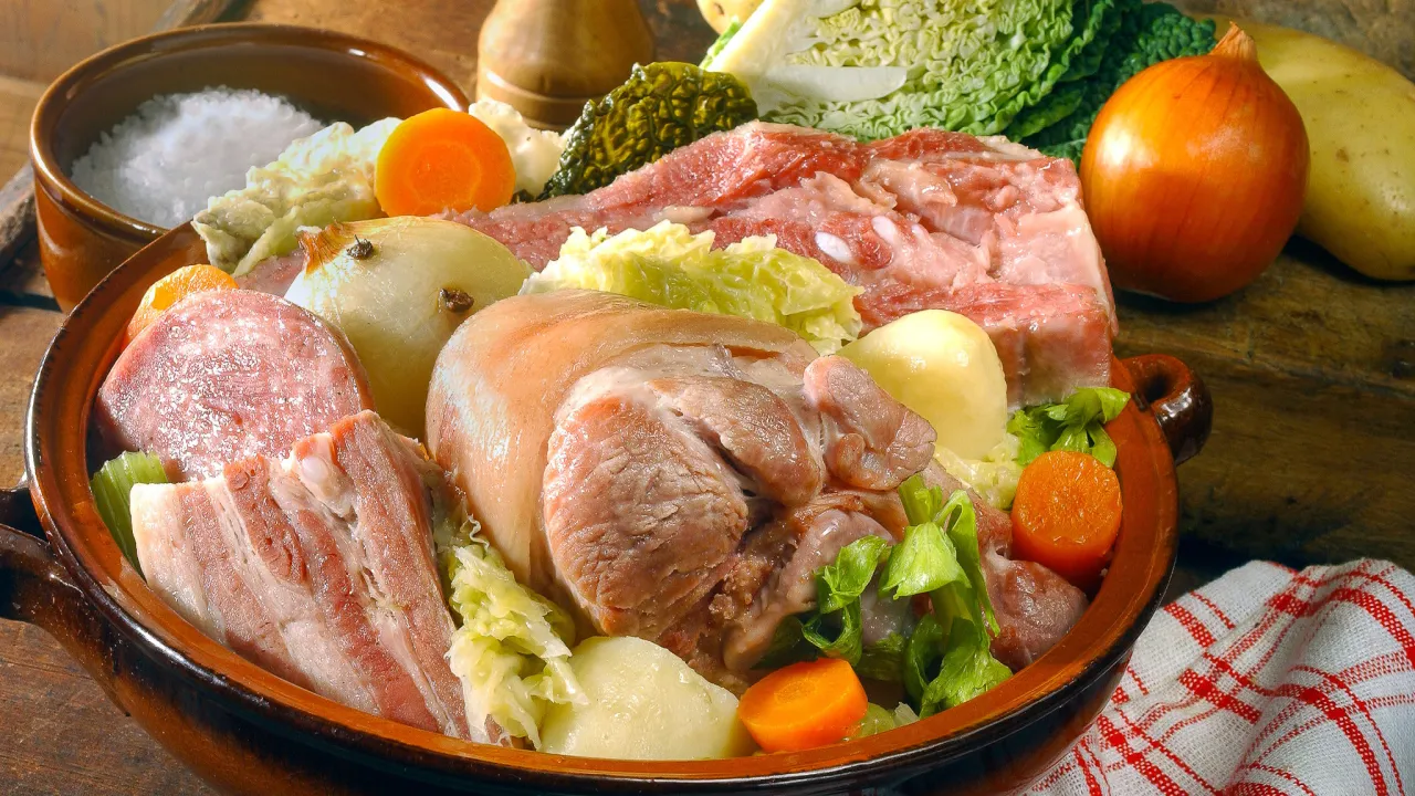 Ingr&eacute;dients pot&eacute;e auvergnate gastronomique