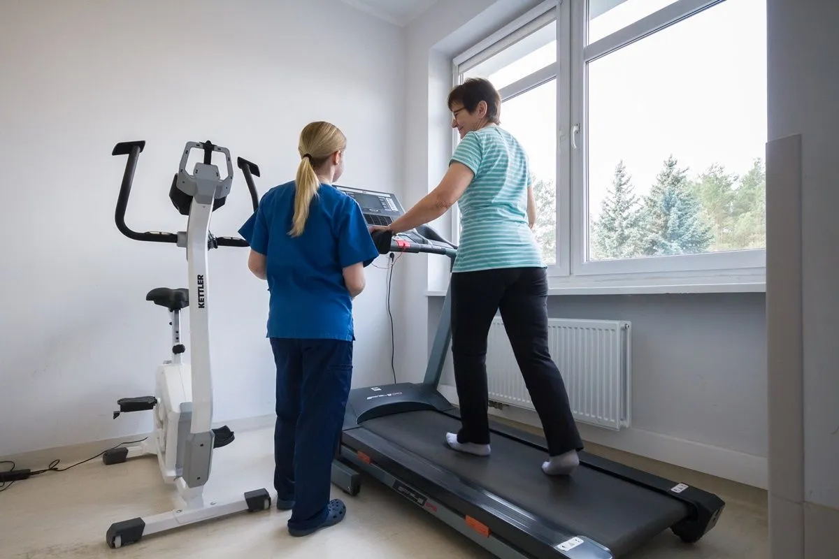 Pacjent po operacji serca z fizjoterapeutą wykonujący ćwiczenia oddechowe