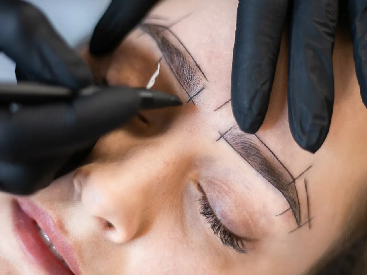 makijaż permanentny nierówny kolor krwawienie