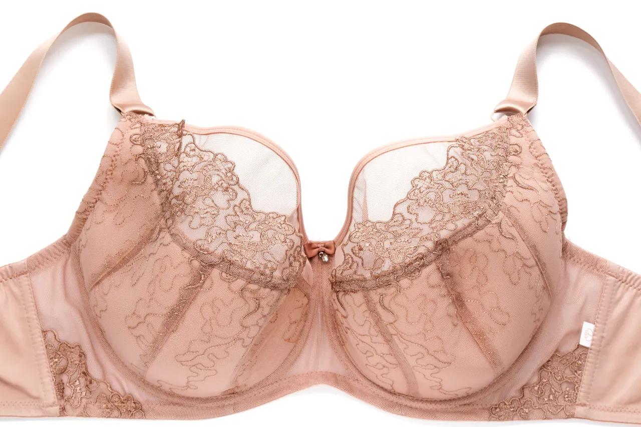 r&oacute;żne odcienie biustonoszy cielistych