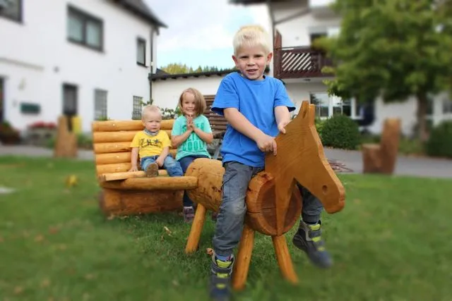 Kleinkind spielt im Tierpark oder auf Bauernhof