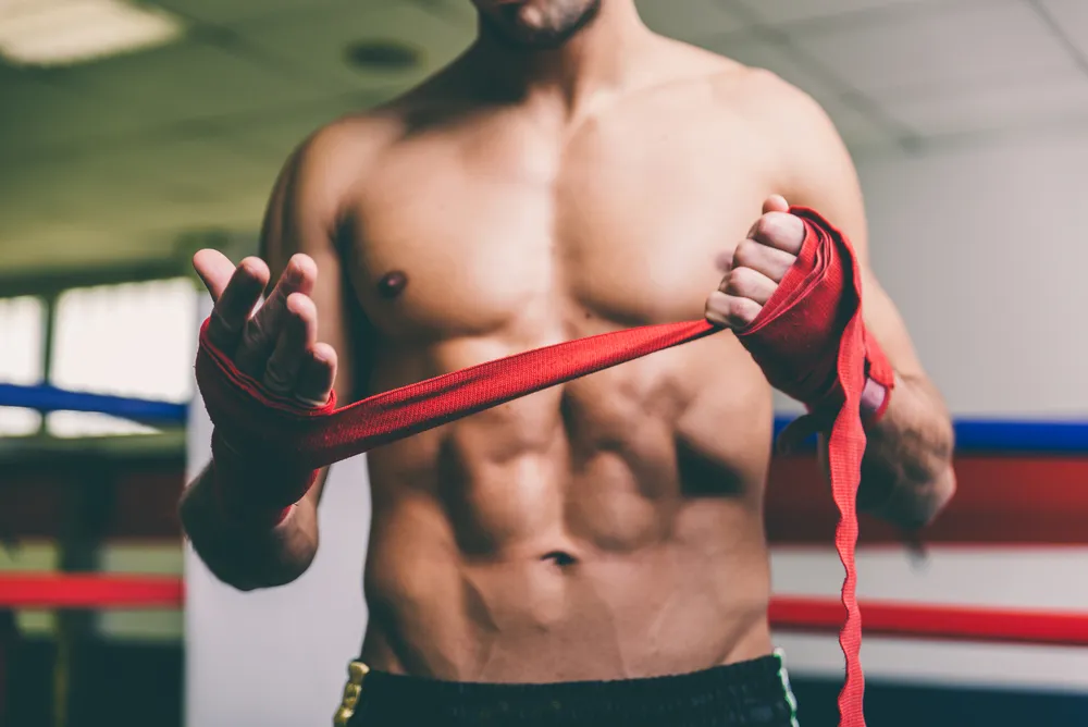 osoba początkująca na treningu bokserskim w klubie