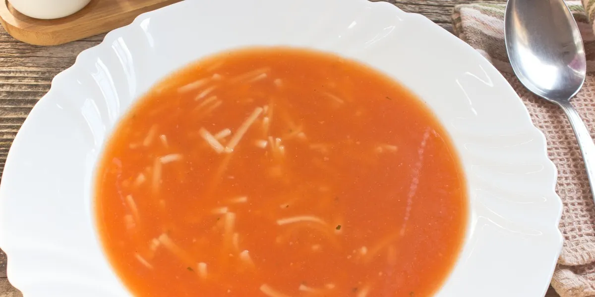 błędy w gotowaniu zupy pomidorowej, jak uniknąć kwaśnej zupy