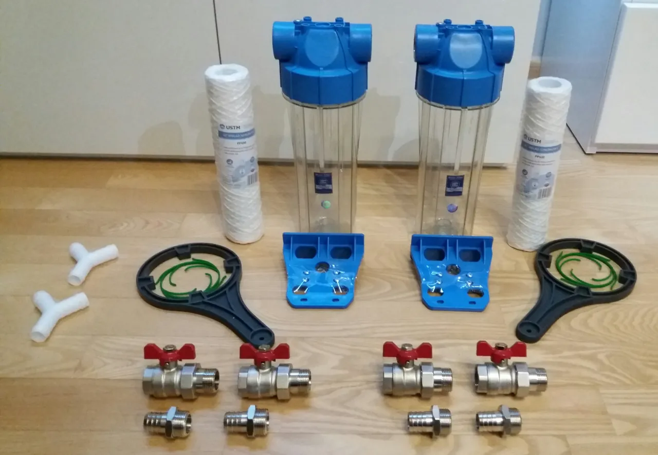 Akwarium z czystą wodą i prefiltrem