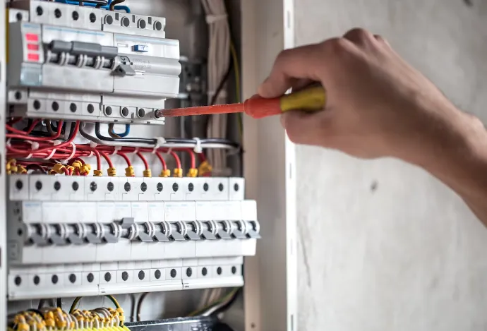 czynniki wpływające na zarobki elektryka w niemczech infografika