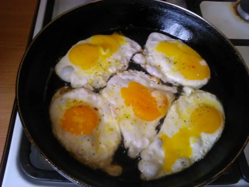 jajko sadzone na maśle i na oliwie porównanie